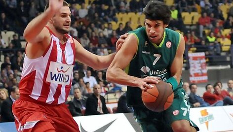 L.Kleiza (kairėje) pelnė 15 ta&scaron;kų ir atkovojo 10 kamuolių