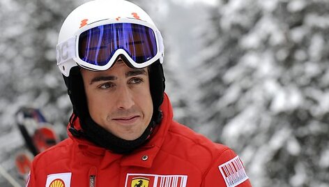 F.Alonso prie&scaron; sezoną tradici&scaron;kai su &bdquo;Ferrari&ldquo; praleido dieną ant slidžių