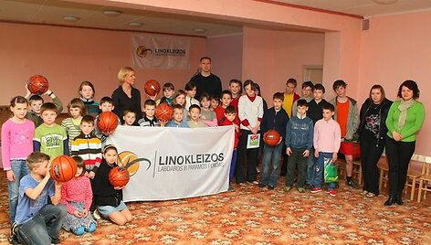 Fondo atstovai ir Vilniaus &bdquo;Sakalų&ldquo; vidurio puolėjas Rolandas Matulis apsilankė Vilniaus 3-iuose vaikų globos namuose