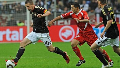 Kamuolį varo Lukas Podolskis