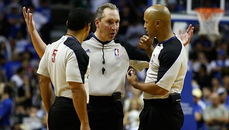 NBA arbirtas už kivirčą su sirgaliumi suspenduotas