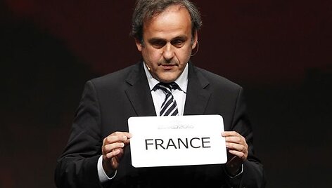 UEFA prezidentas Michelis Platini laiko lentelę su nugalėtojos užra&scaron;u