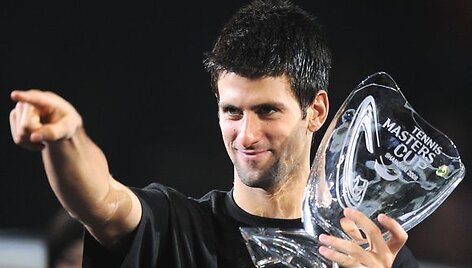 Novakas Djokovičius su trofėjumi