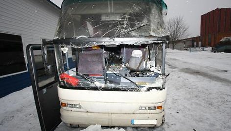 Taip atrodė autobusas po avarijos.