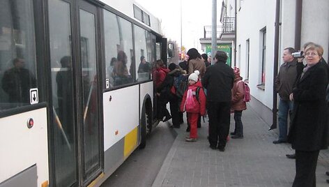 Kėdainiuose jau kelerius metus galioja tvarka, kad keleiviai į vie&scaron;ąjį transportą lipa tik pro priekines duris. Tokią sistemą norima pritaikyti ir Klaipėdoje. 