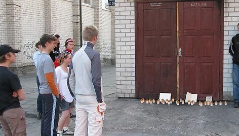  Prie Saugų miestelio mokyklos katilinės buvo uždegtos simbolinės žvakutės. Toks gestas papiktino mokyklos direktorę. 