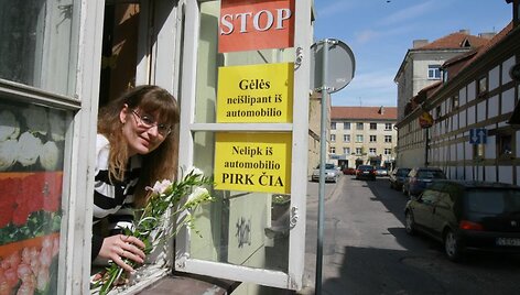 Senamiestyje gėlių galima įsigyti ir nei&scaron;lipant i&scaron; automobilio, taip bandoma privilioti vairuotojus, dėl naujojo mokesčio vengiančių senamiesčio gatvelių. 