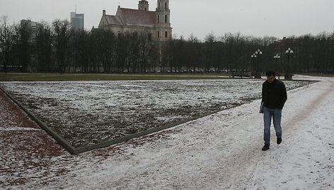 ukiškių aikštėje purvynė telkšos iki tol, kol orai leis atsodinti žolę.