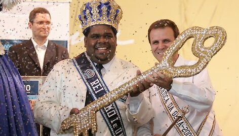 Stebint tūkstančiams turistų ir miesto gyventojų miesto meras Karaliui Momo, brazilų folkloro personažui, karnavalo karalienei ir dviems &bdquo;princesėms&ldquo; įteikė simbolinį miesto raktą.