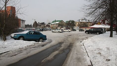 &Scaron;alia KMUK esanti automobilių stovėjimo aik&scaron;telė apytu&scaron;tė būna tik nedarbo dienomis.