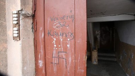 Problemi&scaron;ko buto kaimynai laiptinės sienas i&scaron;margino perspėjančiais užra&scaron;ais.