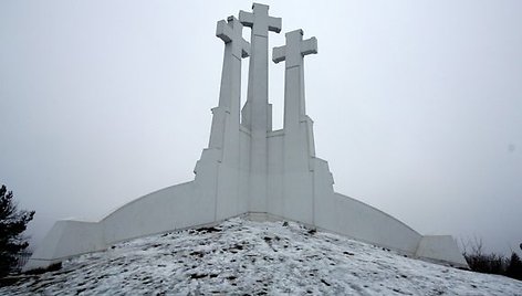 Jau gerą savaitę iš trijų kryžių apšviesti tik du. 