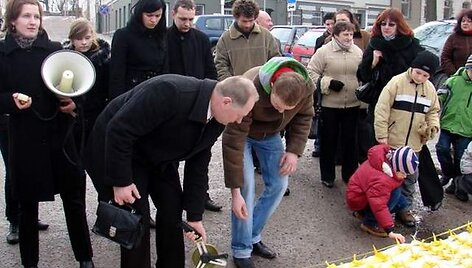 Ukmergėje pasiektas naujas, didžiausios Lietuvos vėliavos aplikacijos, rekordas. (2009-03-11)