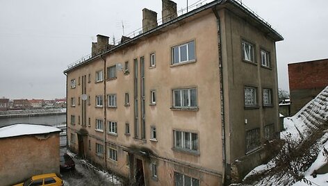 Aleksote  esančiame daugiabutyje greta gyvena narkotikų platinimu įtariami romų tautybės asmenys ir dukters i&scaron;naudojimu pornografiniams tikslams kaltinami sutuoktiniai.