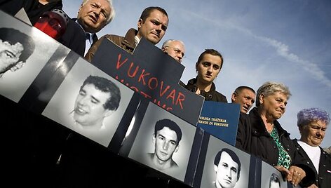 Giminės ir artimieji laiko 1991 metais nužudytų žmonių nuotraukas.