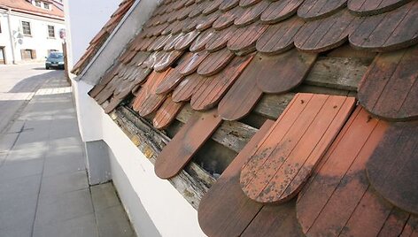Kiauram stogui lopyti lė&scaron;ų pra&scaron;antis darželis &bdquo;Krivulė&ldquo; kartu su kitomis ugdymo įstaigomis turės laukti savo eilės renovacijos programoje, mat lė&scaron;ų skubiam remontui miesto biudžete nėra.