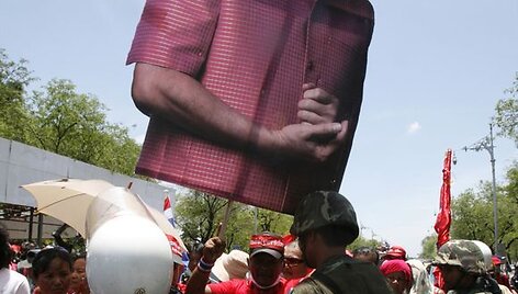 Protestuotojai su ekspremjero Thaksino Shinawatros atvaizdu