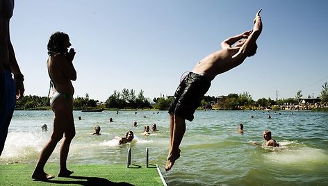 Roskildė savo lankytojams siūlo ne tik įvairios muzikos atlikėjų pasirinkimą, bet ir tokias pramogas kaip čiuožinėjimas ar maudynės ežere bei daugybę kitų, apie kurias festivalio gerbėjai sužino tik atvykę į Roskildę.