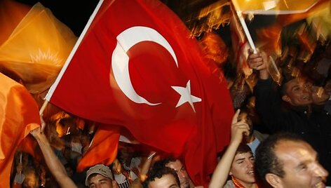 Kipro turkų rinkimus sekmadienį laimėjo griežtosios linijos &scaron;alininkai nacionalistai, kurie gavo beveik 44 proc. balsų.