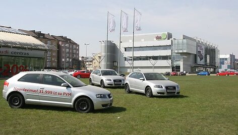 Nors verslininkų teigimu, ant žolės sustatyti automobiliai jokios žalos nedaro, &bdquo;15min&ldquo; pradėjus  domėtis &scaron;iomis reklaminėmis ma&scaron;inomis, jos buvo patrauktos nuo vejos.