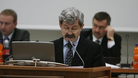 Miesto finansų departamento vadovas E.Kačkus tikina suprantąs verslo padėtį, tačiau siūlo NT mokesčio tarifo mieste nemažinti, nes prie&scaron;ingu atveju, miesto ižde atsivertų skylė. 