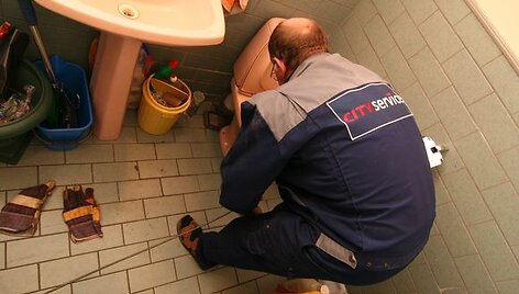 Kauniečiai miesto vadovams nuolat skundžiasi, jog jų gyvenamus daugiabučius administruojančios įmonės paslaugas ar darbus perka esą ne pačiomis mažiausiomis rinkos kainomis.