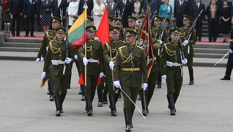 Po iškilmingo vadovų pasitikimo Simono Daukanto aikštėje vidurdienį iškilmingai pakelta Lietuvos vėliava.