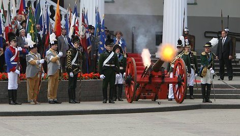 Po iškilmingo vadovų pasitikimo Simono Daukanto aikštėje vidurdienį iškilmingai pakelta Lietuvos vėliava.