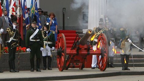 Po iškilmingo vadovų pasitikimo Simono Daukanto aikštėje vidurdienį iškilmingai pakelta Lietuvos vėliava.