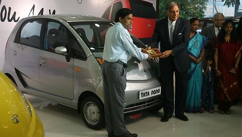 Indijoje įteikti rakteliai pirmajam pigiausio automobilio &bdquo;Tata Nano&ldquo; savininkui.