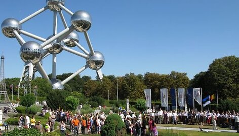 Sekmadienį Briuselio &bdquo;Mažosios Europos&ldquo; parke i&scaron;kilmingai atidengtas &bdquo;Baltijos kelio&ldquo; maketas.