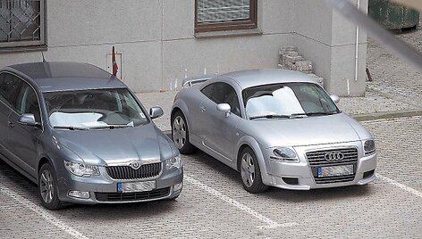 Seimo valdyba yra uždraudusi parlamentarams i&scaron; jų veiklai skirtų lė&scaron;ų i&scaron;perkamosios nuomos būdu įsigyti automobilius, tad tautos i&scaron;rinktieji deklaruoja, kad juos tiesiog nuomojasi.