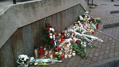 Vilniečiai prie Lenkijos ambasados atiduoda pagarbą žuvusiesiems aviakatastrofoje.