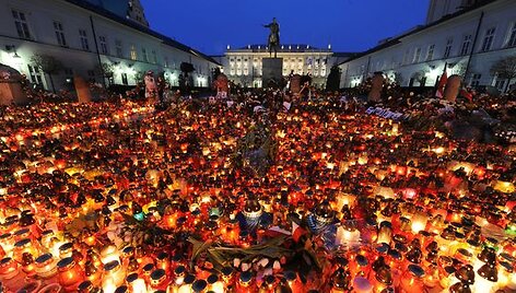 De&scaron;imtys tūkstančių sukrėstų lenkų &scaron;e&scaron;tadienį vakare gėlėmis ir žvakėmis nuklojo pagrindinę Var&scaron;uvos aik&scaron;tę.