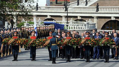 Maskvos Raudonąją aik&scaron;tę sekmadienio ryte sudrebino didžiulis paradas, skirtas pergalės Antrajame pasauliniame kare 65-osioms metinėms paminėti. 
