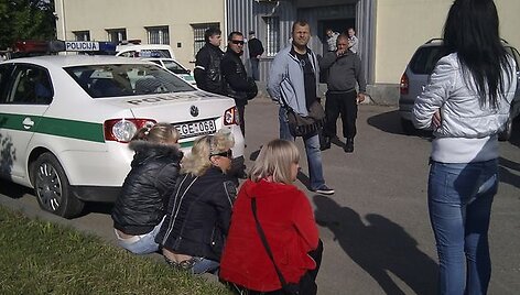 Ketvirtadienį ryte, lydimi policijos ekipažų, į suplanuotą susitikimą su motina mergaitę i&scaron;vežė jos seneliai &ndash; Laima ir Vytautas Kedžiai.