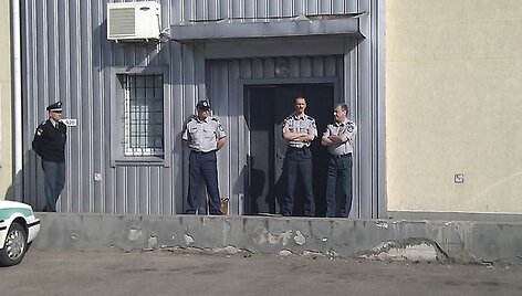 Ketvirtadienį ryte, lydimi policijos ekipažų, į suplanuotą susitikimą su motina mergaitę i&scaron;vežė jos seneliai &ndash; Laima ir Vytautas Kedžiai.