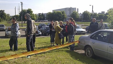 Ketvirtadienį ryte, lydimi policijos ekipažų, į suplanuotą susitikimą su motina mergaitę i&scaron;vežė jos seneliai &ndash; Laima ir Vytautas Kedžiai.