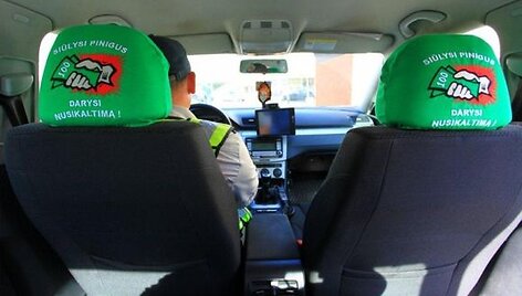 Policijos automobilyje &ndash; antikorupciniai užra&scaron;ai.