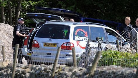 Britų policija trečiadienį ie&scaron;kojo ginkluoto užpuoliko, kuris žudė žmones &scaron;iaurinės Anglijos vaizdingojo Ežerų kra&scaron;to miesteliuose.