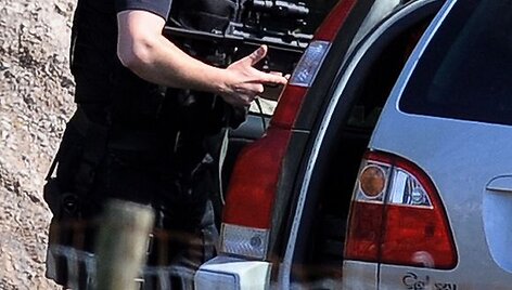 Britų policija trečiadienį ie&scaron;kojo ginkluoto užpuoliko, kuris žudė žmones &scaron;iaurinės Anglijos vaizdingojo Ežerų kra&scaron;to miesteliuose.