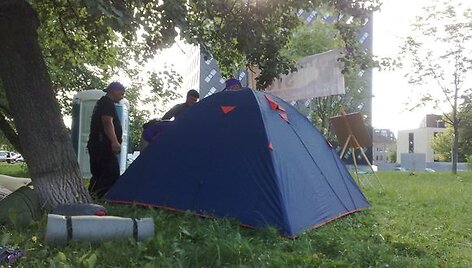 Pirmadienį sostinėje prie Generalinės prokuratūros būstinės judėjimo &bdquo;Drąsiaus kelias&ldquo; aktyvistai pradėjo bado akciją.