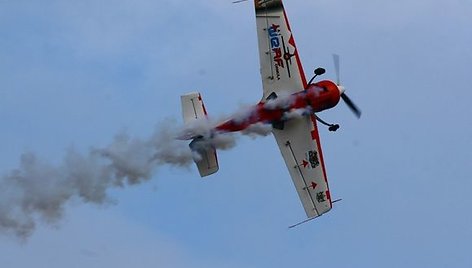 Jurgis Kairys praskrido po Dauguvos tiltu Vinšu. 