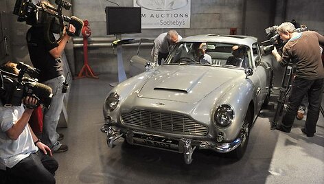 Džeimso Bondo automobilis &bdquo;Aston Martin&ldquo; parduotas aukcione už 4 mln. dolerių.