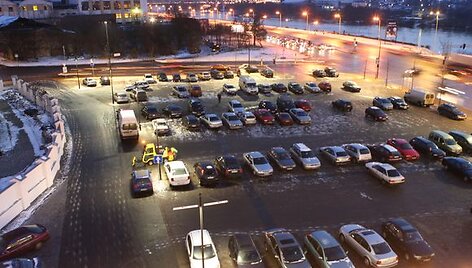 Bažnyčios atstovai nesutinka, jog greta esančioje aik&scaron;tėje savo automobilius norintys pastatyti vairuotojai turėtų mokėti už ma&scaron;inų stovėjimą. 