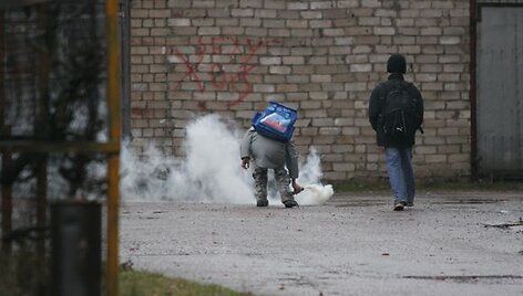 Pasak pareigūnų, suaugusieji turėtų pasirūpinti, kad mažamečiai vaikai nesprogdintų pirotechnikos gaminių be vyresniųjų priežiūros.