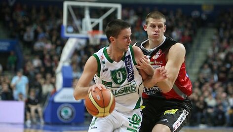 Kauno &bdquo;Žalgirio&ldquo; žaidėjas Mantas Kalnietis veržiasi krep&scaron;io link.