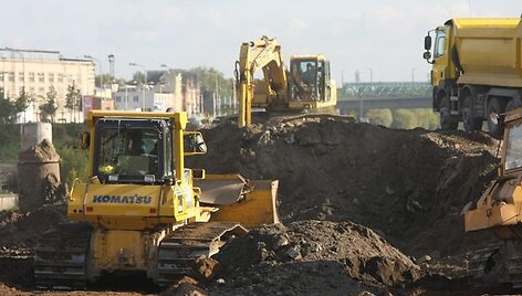 Nemuno saloje plu&scaron;antiems statybininkams dėl rasto sprogmens teko trumpam nutraukti darbus.
