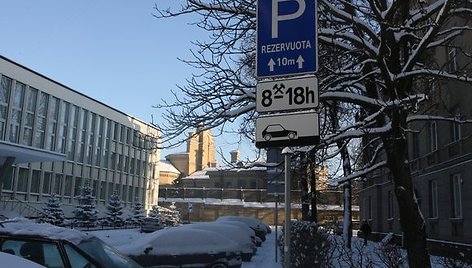 Pasibaigus rezervacijos laikui, automobilius rezervuotose vietose vilniečiai gali statyti nemokamai.