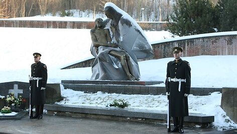 Gėlių padėjimo ant žuvusiųjų Laisvės gynėjų kapų Antakalnio kapinėse ceremonija.  